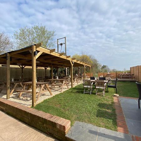 Hotel The Six Bells Beenham Esterno foto