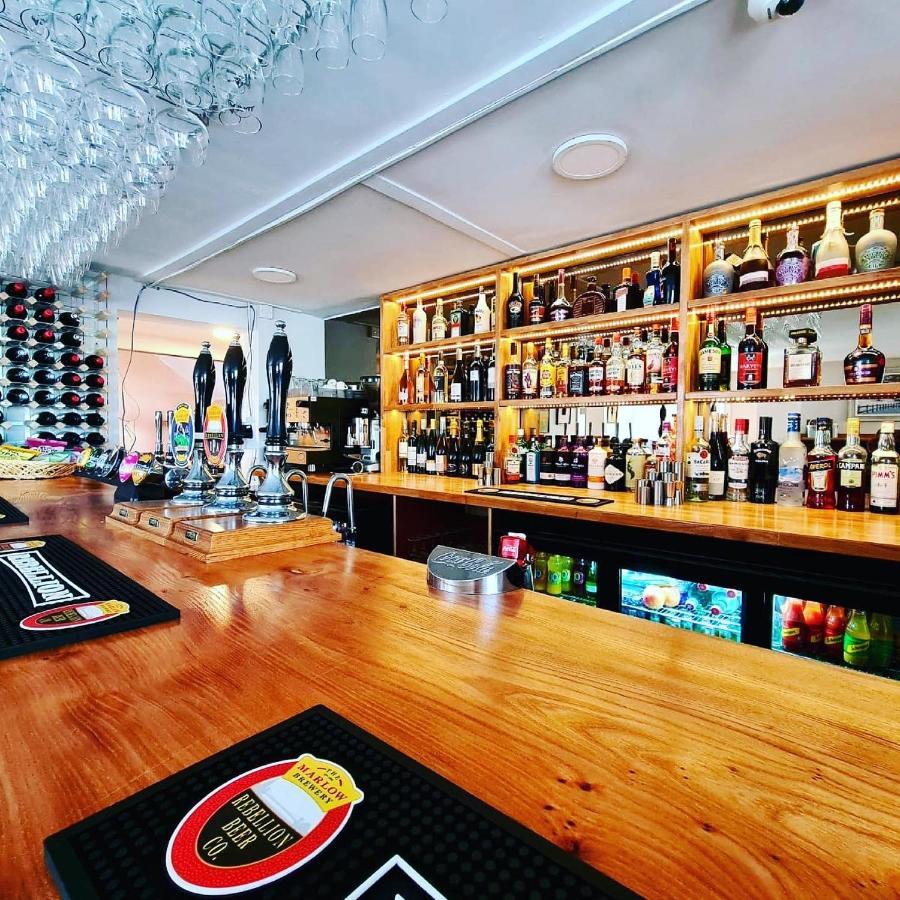 Hotel The Six Bells Beenham Esterno foto