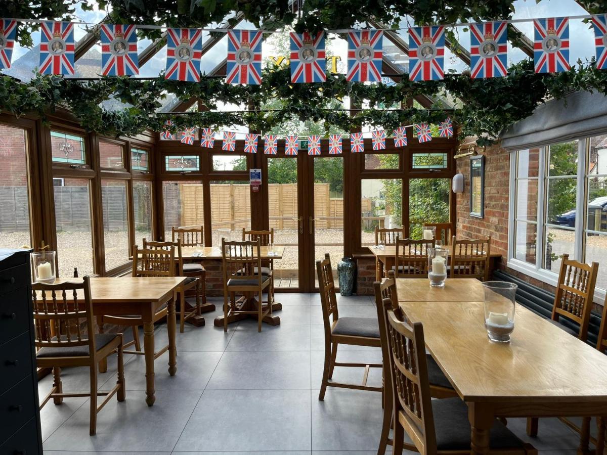 Hotel The Six Bells Beenham Esterno foto