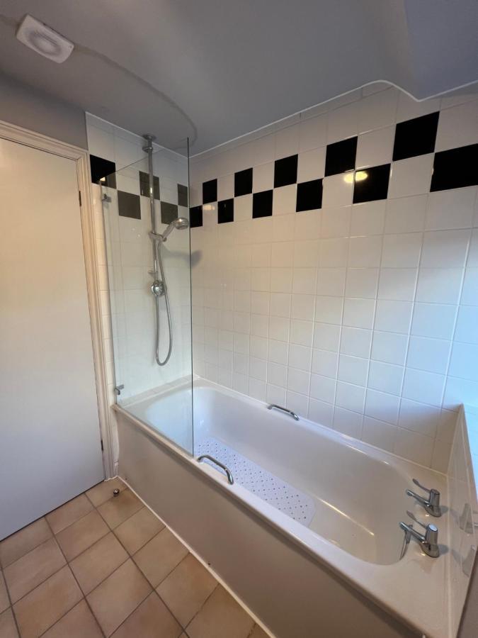 Hotel The Six Bells Beenham Esterno foto